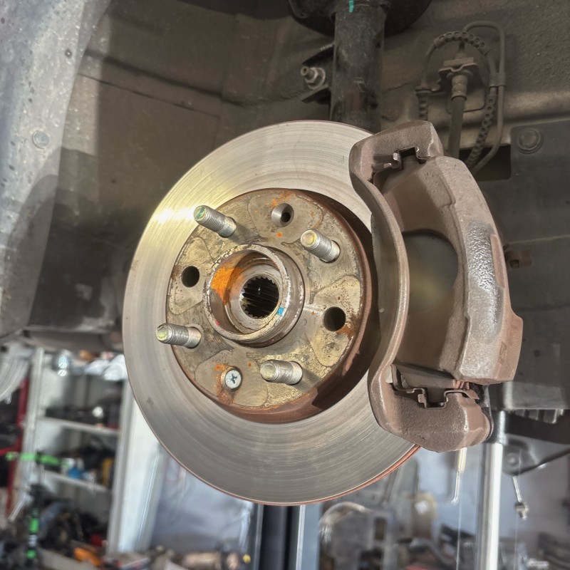 Remplacement de plaquettes de frein usées pour sécurité optimale à Marseille 13015